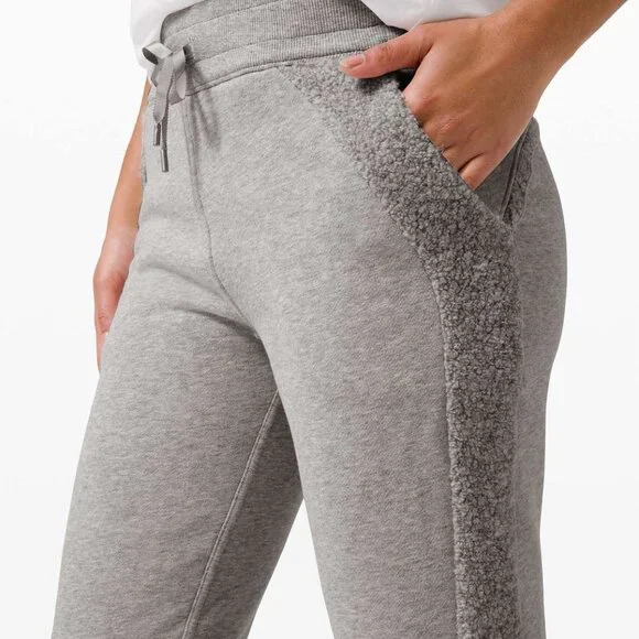 Lululemon Scuba Jogger *Sherpa Stripe Heathered Core Light Grey Size 4 - Picture 4 of 4